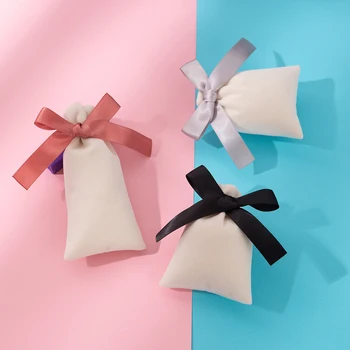 50 Кадифени подаръчни торбички могат да персонализират червени чанти за шнур Чанти за опаковане на бижута Фланелени торбички Шикозни сватбени бонбони Favor чанти