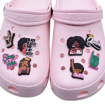Търговия на едро 1бр PVC аксесоари за обувки за Crocs Charms Черно момиче жени сандали катарама детски щифтове мъже декорация дънки парти услуги